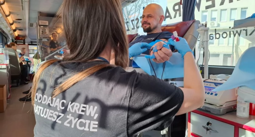 Oddając krew ratujesz życie. Zbiórka krwi w KPP Bielsk na rzecz chorego Huberta