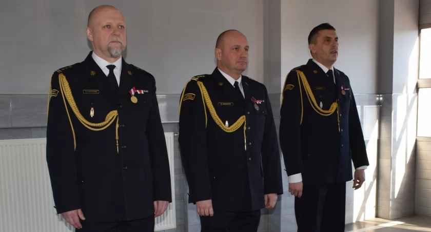 pożegnianie komendanta, na zdjęciu st. bryg. Mariusz Popławski, st. bryg. Maciej Bieńczyk i st. bryg. Tomasz Wojtaś