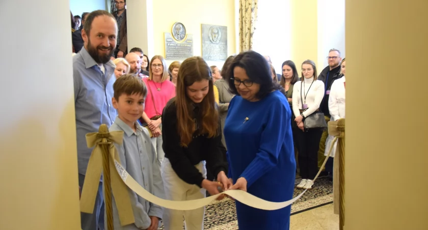 Na zdjęciu Łukasz Sobkowiak z dziećmi i dyrektorka muzeum, przecinają wstęgę