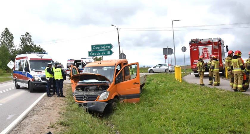 Zdjęcie przedstawia auto uczestniczące w zdarzeniu