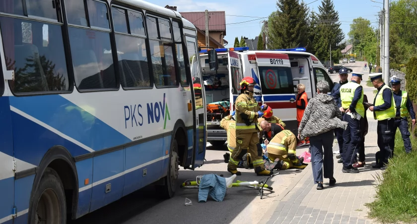 Na zdjęciu akcja ratunkowa w Czartajewie, po zderzeniu rowerzystki z autobusem