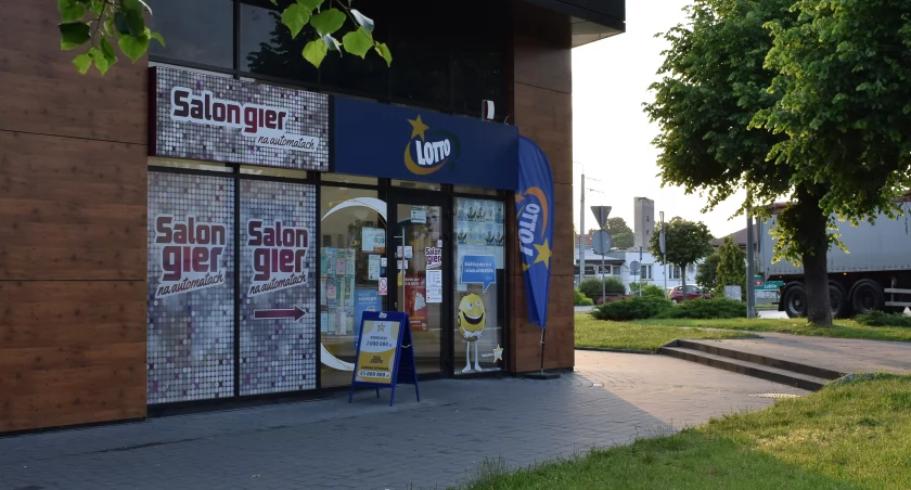 Zdjęcie przedstawia kolekturę lotto w Siemiatyczach
