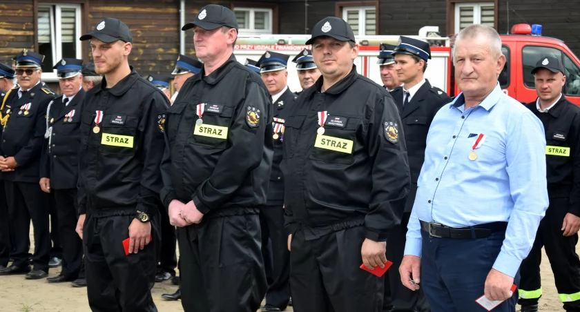 Na zdjęciu odznaczeni strażacy z OSP Tokary