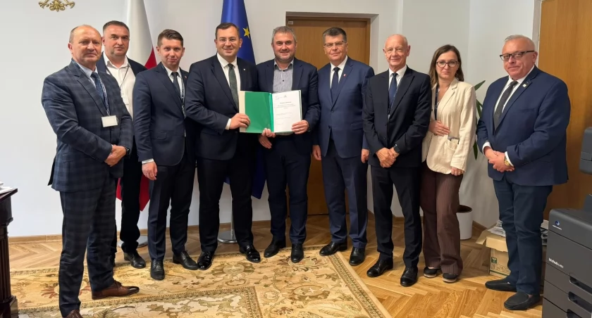 Na zdjęciu uczestnicy spotkania, na którym podpisano plan inwestycyjny dotyczący dodatkowego węzła na S19, w Żurobicach