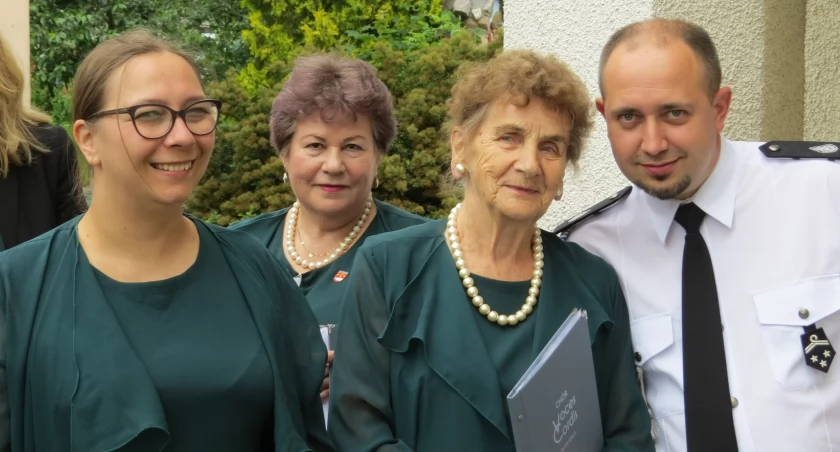 Na zdjęciu wójt gminy Grodzisk Przemysław Araszewicz i członkinie chóru Voces Cordis z Kowalewa Pomorskiego