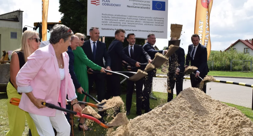 Na zdjęciu symboliczne wbicie łopat pod budowę nowego skrzydła SP ZOZ Siemiatycze