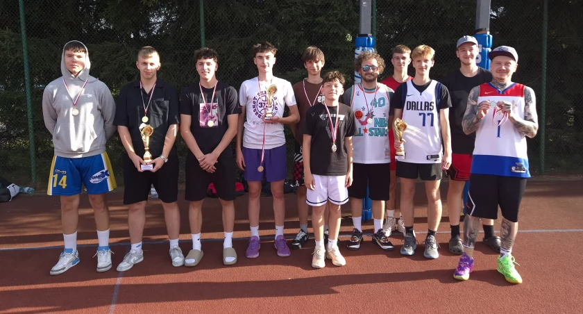 Na zdjęciu uczestnicy turnieju streetballa