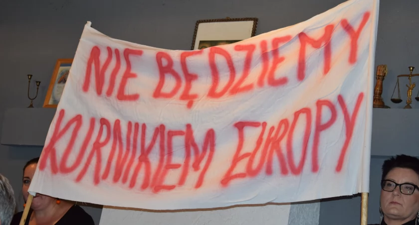 Na zdjęciu mieszkańcy protestujący przeciwko kurnikom w Wyczółkach