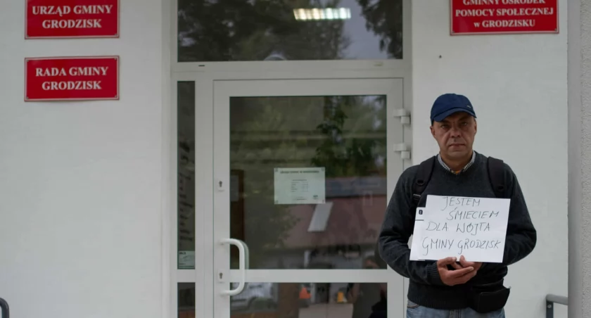 Na zdjęciu pan Tomasz pod urzędem gminy Grodzisk