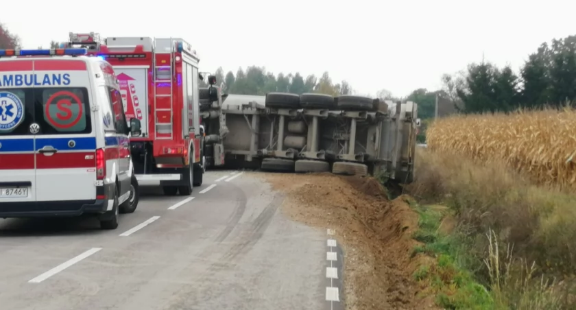Na zdjęciu ciężarówka blokująca drogę