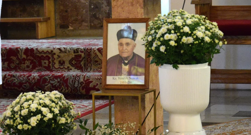 Na zdjęciu pamiątkowe zdjęcie księdza Nowaka