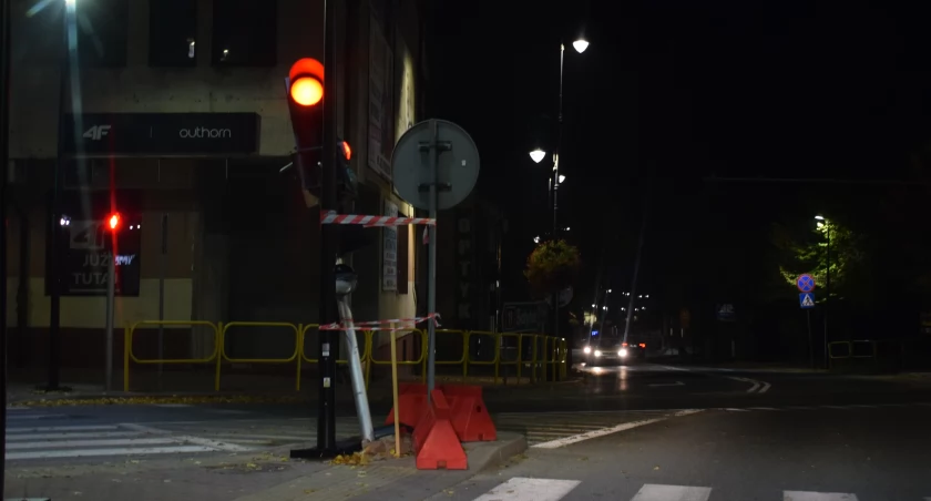 Na zdjęciu uszkodzony sygnalizator na Placu Jana Pawła II w Siemiatyczach
