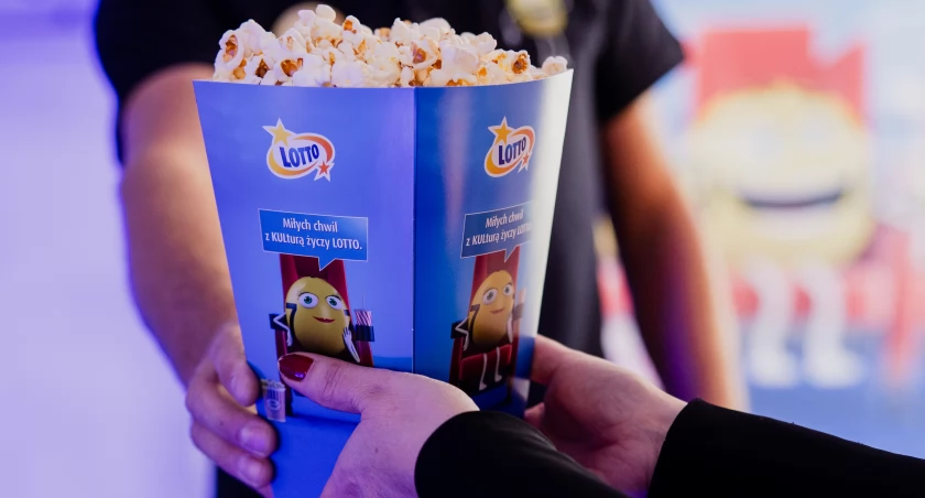 Na zdjęciu popcorn kino z lotto