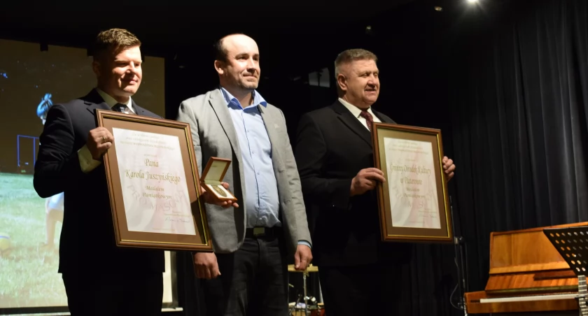 Na zdjęciu Złote gody Gminnego Ośrodka Kultury w Platerowie - wręczenie medalu 