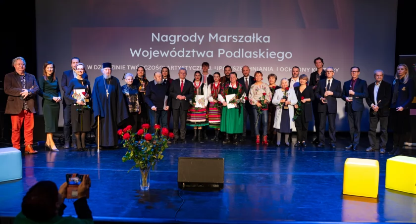 Na zdjęciu nagrodzeni przez marszałka