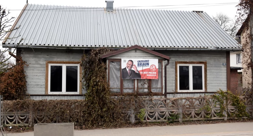 Na zdjęciu posesja z banerem wyborczym Brauna