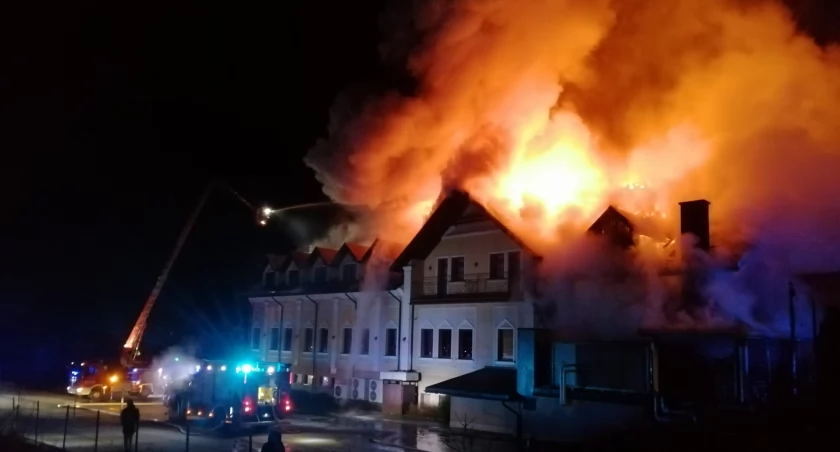 na zdjęciu pożar Hotelu Kresowiak w Siemiatyczach