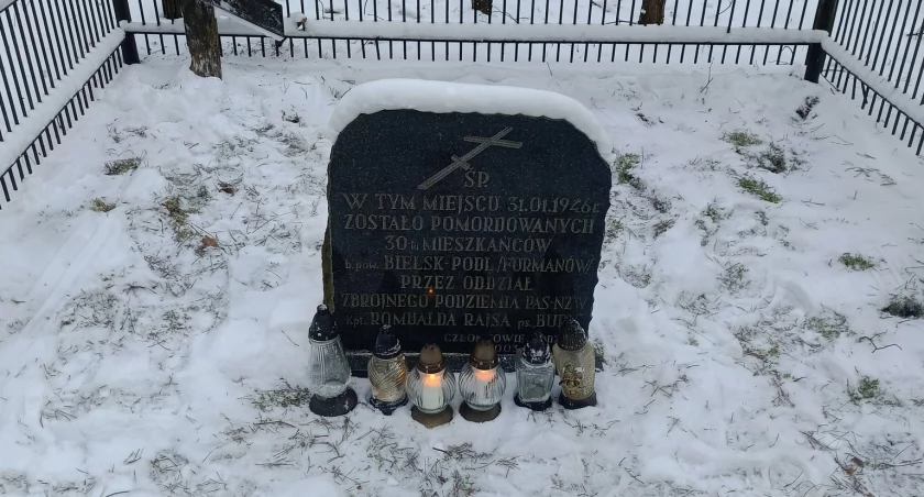 Na zdjęciu pomnik pomordowanych furmanów