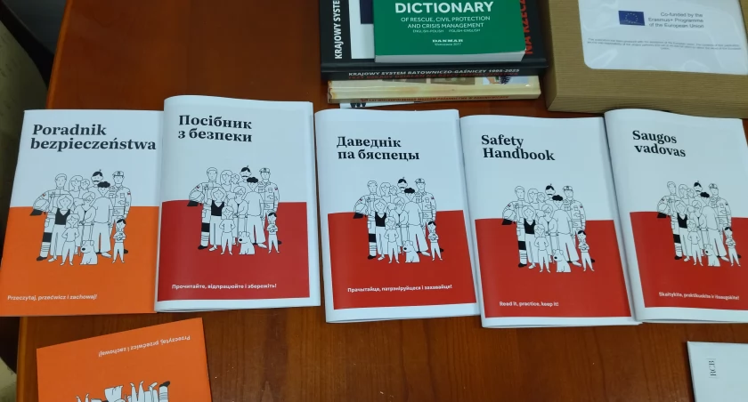 Na zdjęciu Poradnik bezpieczeństwa w róznych językach