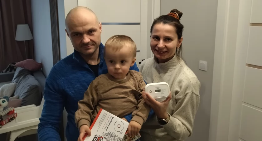 Na zdjęciu jedna z rodzin, która otrzymała czujkę czadu od OSP Sobiatyno