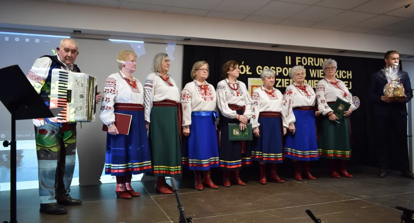 Na zadjęciu zespół Nowina na II Forum Kół Gospodyń Wiejskich Ziemi Mielnickiej