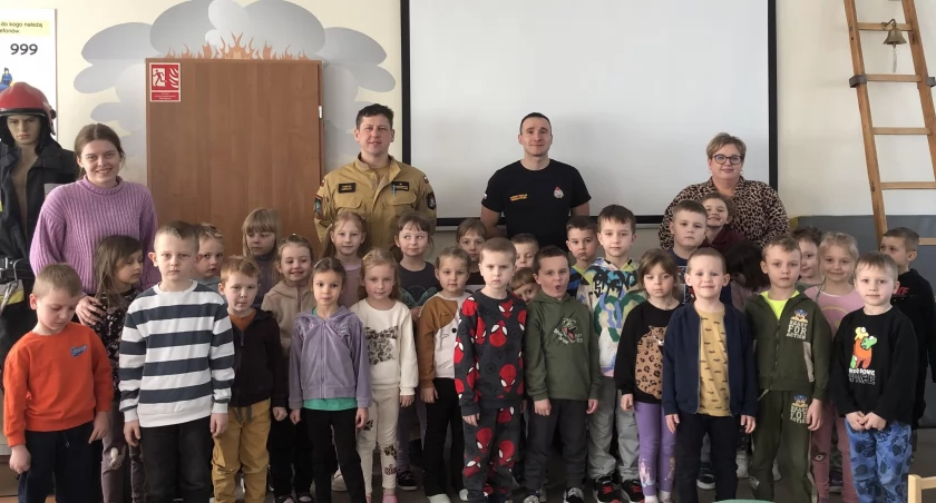 Na zdjęciu dzieci z przedszkola w Platerowie w sali edukacyjnej 