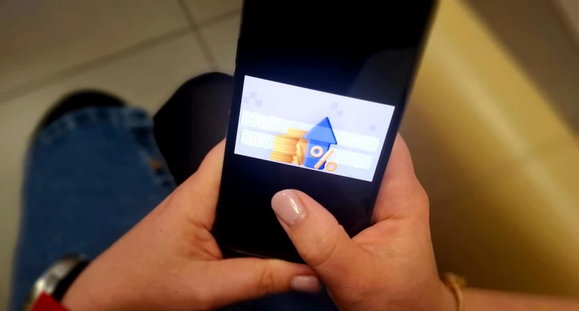Na zdjęciu telefon z grafiką 