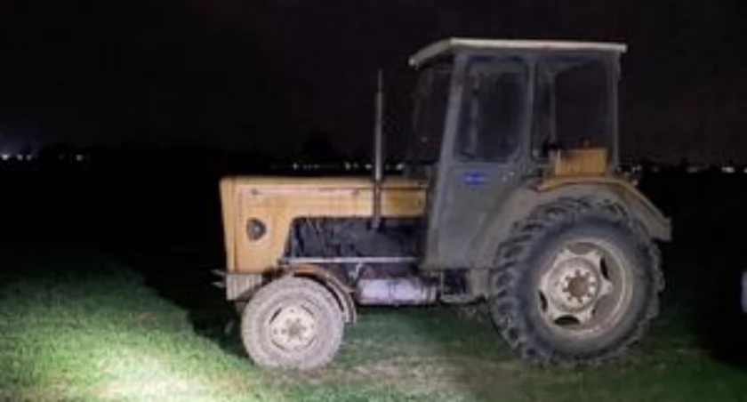 Na zdjęciu traktor, którym kierował pijany traktorzysta w gminie Olszanka