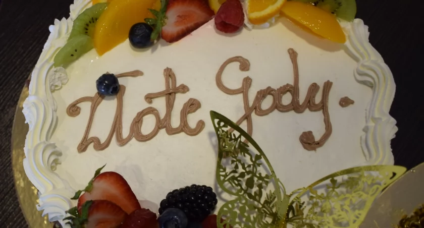 Na zdjęciu jubileuszowy tort na Złote Gody w Platerowie