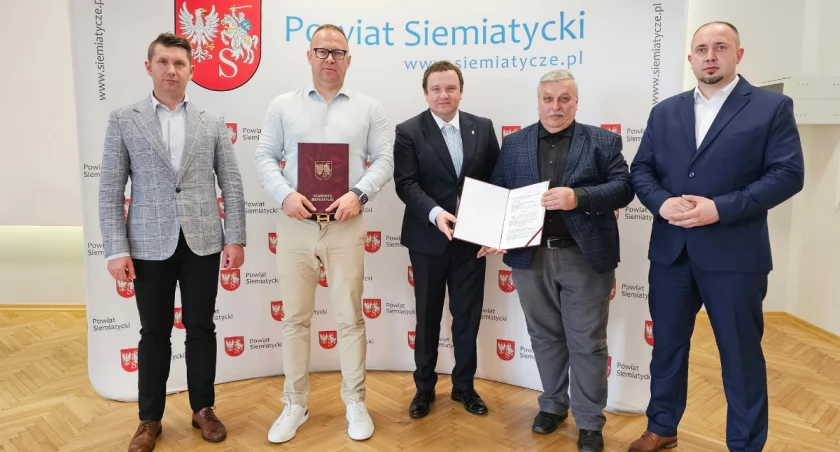 Na zdjęciu sygnatariusze umowy zawartej w czerwcu 2025 roku. Umowy na remont 4,2 km drogi z Grodziska do Kozłowa: 