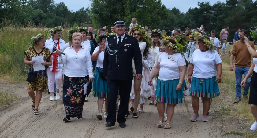 Na zdjęciu korowód kupałowy - Noc Kupały w Mężeninie