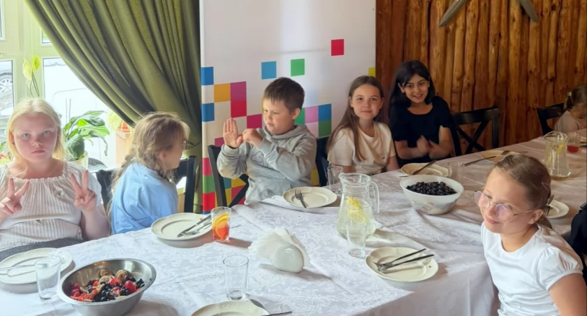 Na zdjęciu dzieci z Siemiatyckiego Klubu Juniora w trakcie zajęć