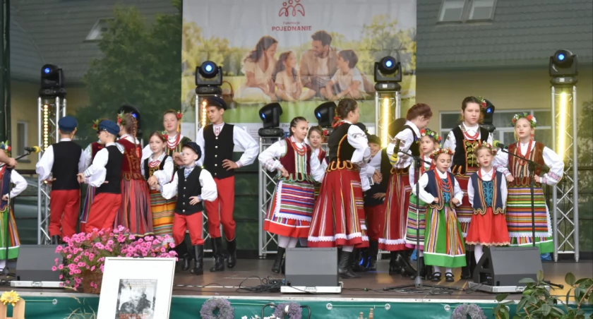 Na zdjęciu VIII Dzień Rodziny w Hodyszewie, na scenie Małe Klekociaki